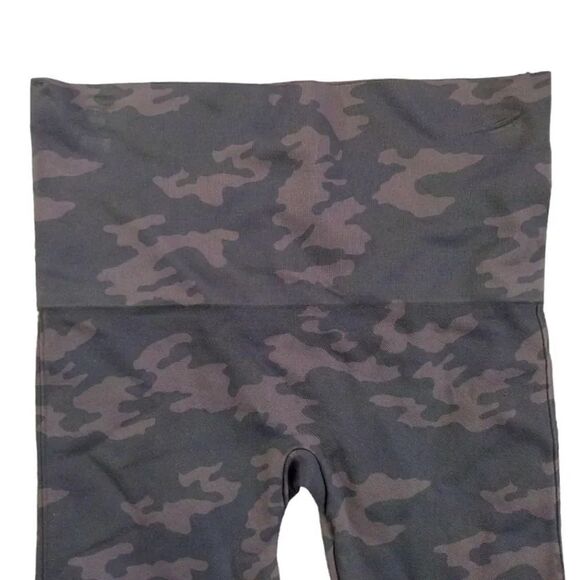 Spanx Black Camo Look At Me Now Seamless Bike Shorts Large NWT - Picture 9 of 12